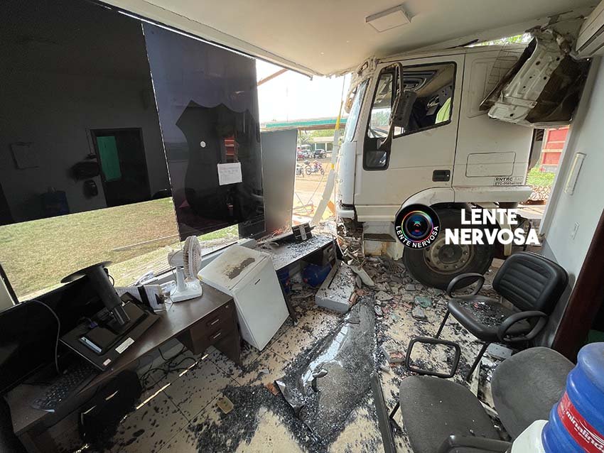 Carreta bitrem sem freio destrói guarita do Porto Organizado na capital - VÍDEO