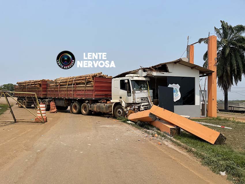 Carreta bitrem sem freio destrói guarita do Porto Organizado na capital - VÍDEO