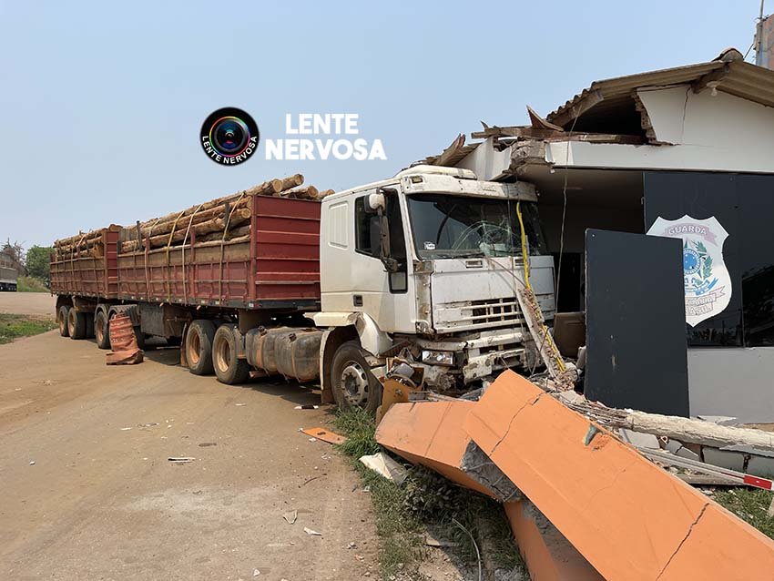 Carreta bitrem sem freio destrói guarita do Porto Organizado na capital - VÍDEO