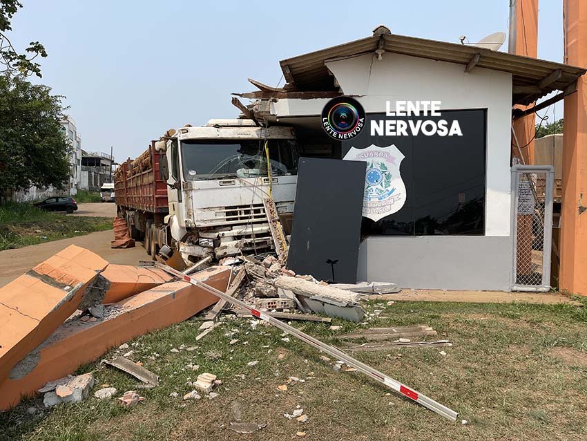 Carreta bitrem sem freio destrói guarita do Porto Organizado na capital - VÍDEO