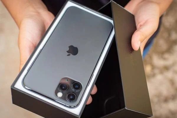 Governo multa Apple e a proíbe de vender celulares sem carregador