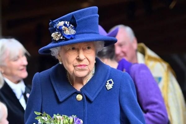 Rainha Elizabeth está sob supervisão médica; família viaja às pressas