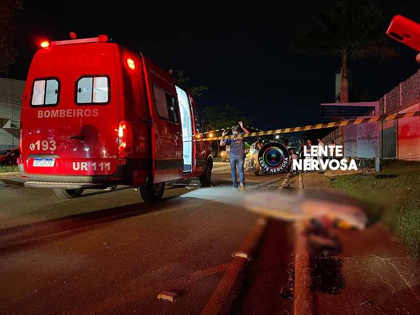 Motociclista perde controle em curva e morre após colidir em árvore – VEJA O VÍDEO