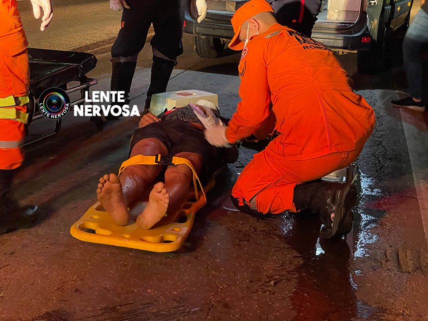 Casal de moto cai em vala após ser atropelado por carro na BR-364 - VÍDEO