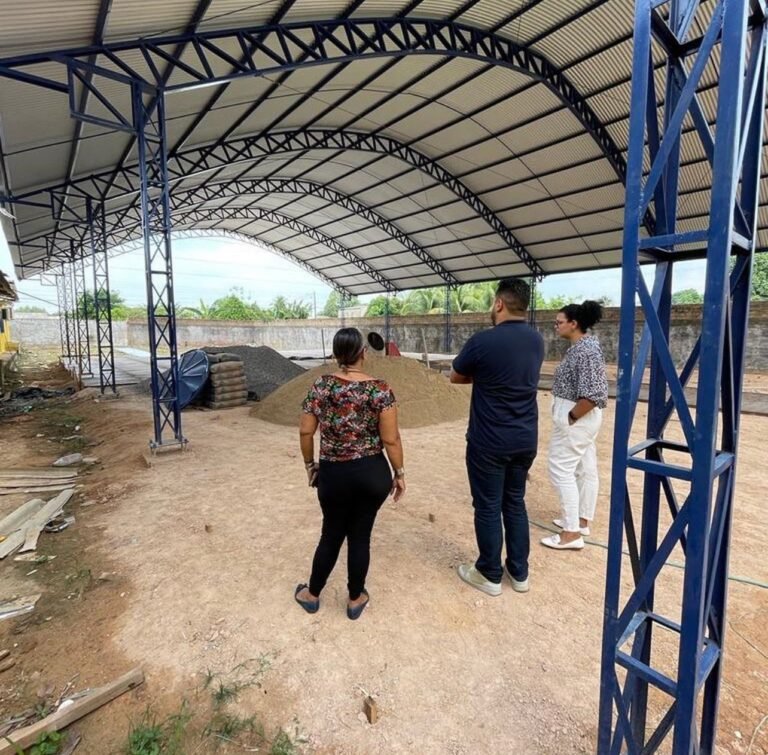 Dr. Gilber acompanha e fiscaliza construção da quadra de esportes da Escola Municipal Estela de Araújo Compasso