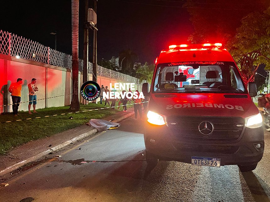 Motociclista perde controle em curva e morre após colidir em árvore – VEJA O VÍDEO