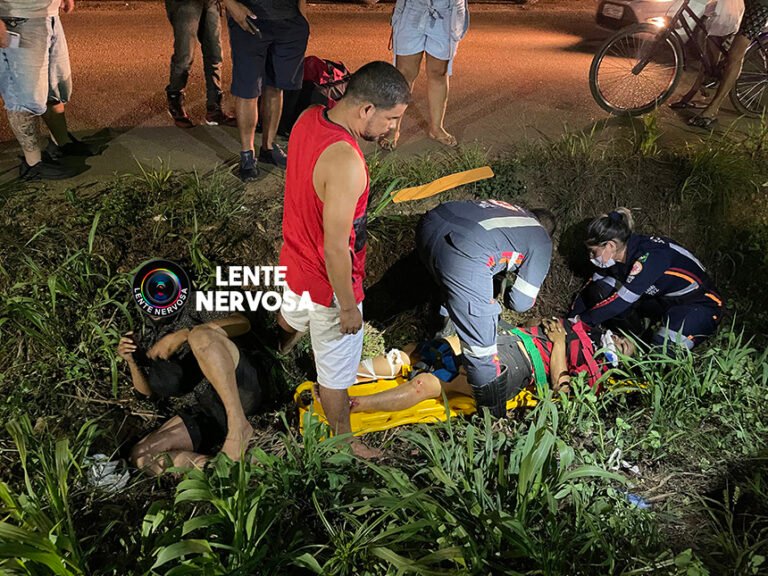 Casal de moto cai em vala após ser atropelado por carro na BR-364 – VÍDEO