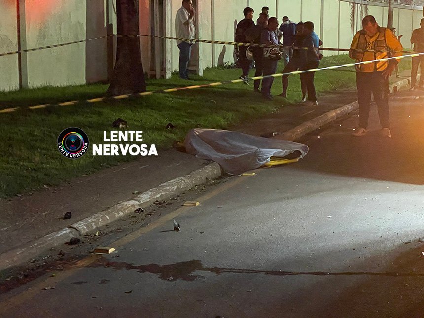 Motociclista perde controle em curva e morre após colidir em árvore – VEJA O VÍDEO