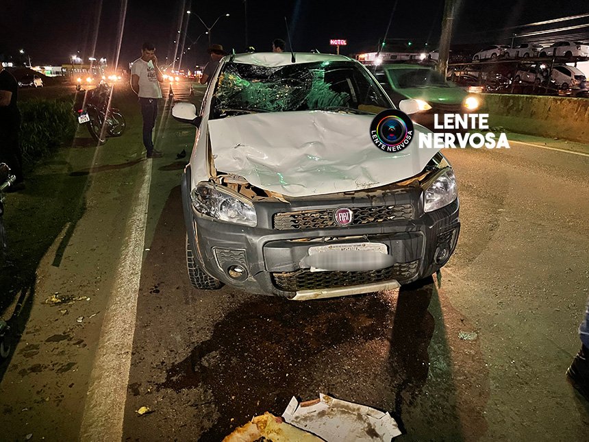 Casal de moto cai em vala após ser atropelado por carro na BR-364 - VÍDEO