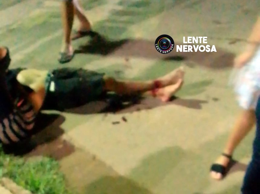Casal fica ferido ao invadir preferencial e ser atingido por carro - VEJA VÍDEO