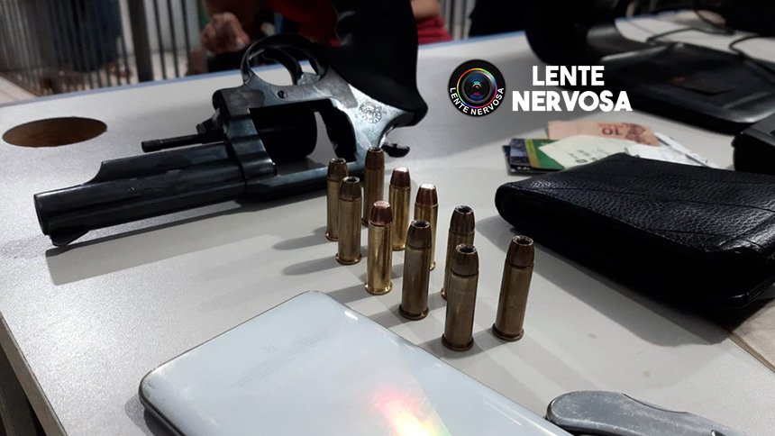 Casal é preso ao ser flagrado com arma dentro de carro no Orgulho do Madeira