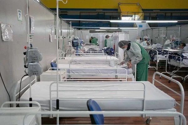 Covid: média móvel de casos bate 14 mil, maior valor em quase 3 meses