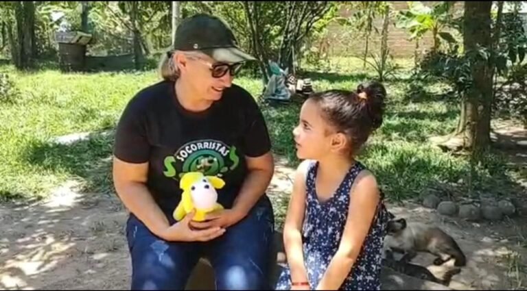 Vereadora Márcia presenteia mini protetora no Distrito de Nova Aliança