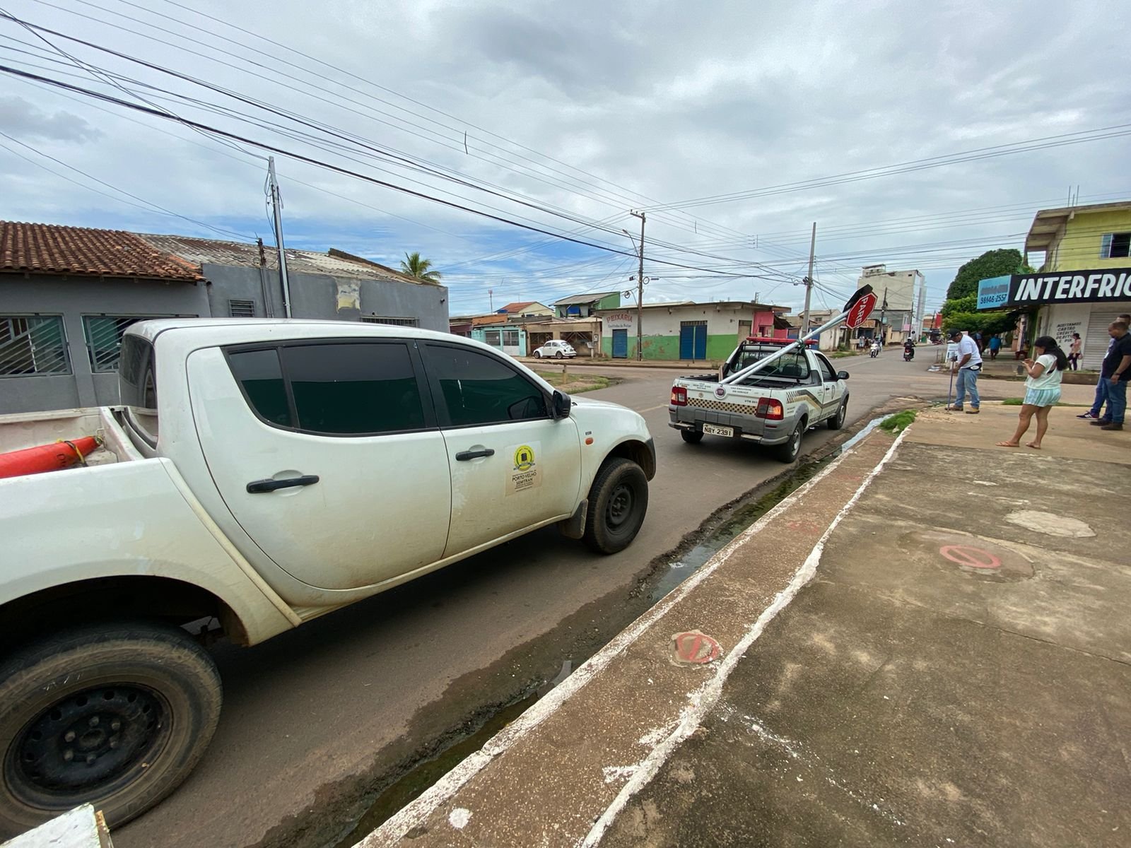 Semtran instala sinalização em cruzamento com alto índice de acidentes a pedido do vereador Edimilson Dourado