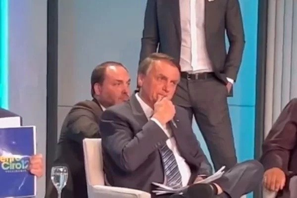 Carlos Bolsonaro publica foto da perna do pai com erisipela