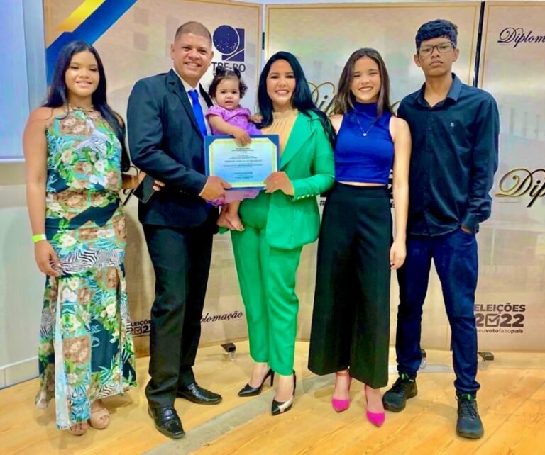 Últimas Notícias 9 Deputada federal Cristiane Lopes e família desejam um Feliz Natal e Próspero e abençoado 2023 a todos rondonienses