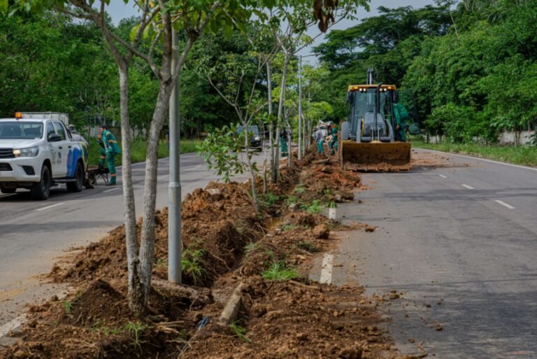 Prefeitura instala postes e luminárias na avenida Lauro Sodré