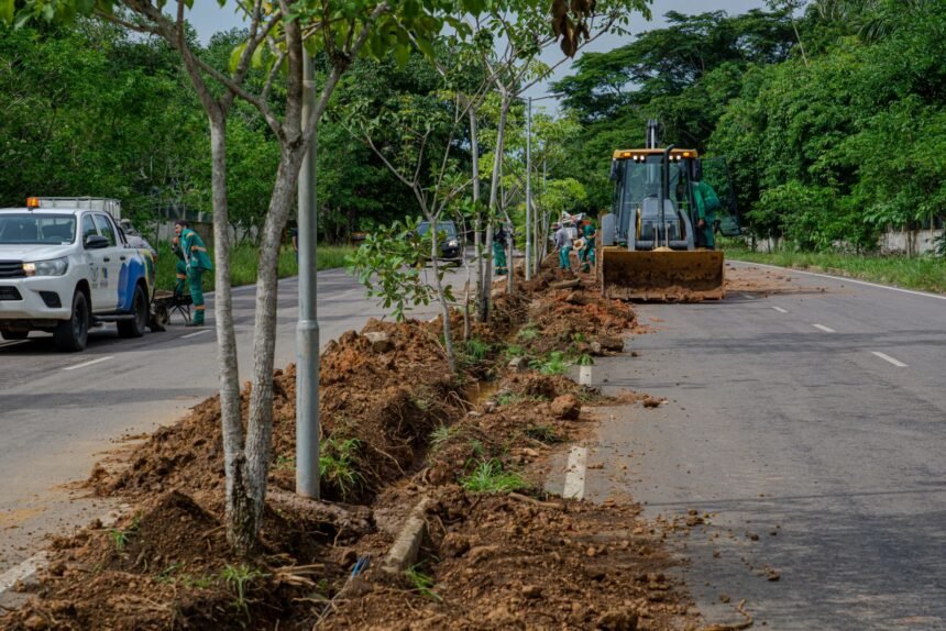 Prefeitura instala postes e luminárias na avenida Lauro Sodré