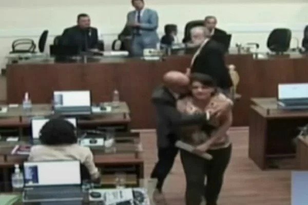 Vereadora beijada à força levará o caso à polícia: “Sinto-me enojada”