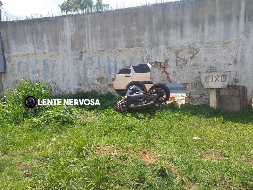 Motociclista cruza avenida e morre ao colidir em muro de residência