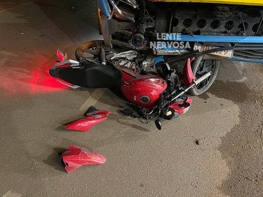 Motoqueiro fica ferido ao ser atingido por ônibus em cruzamento