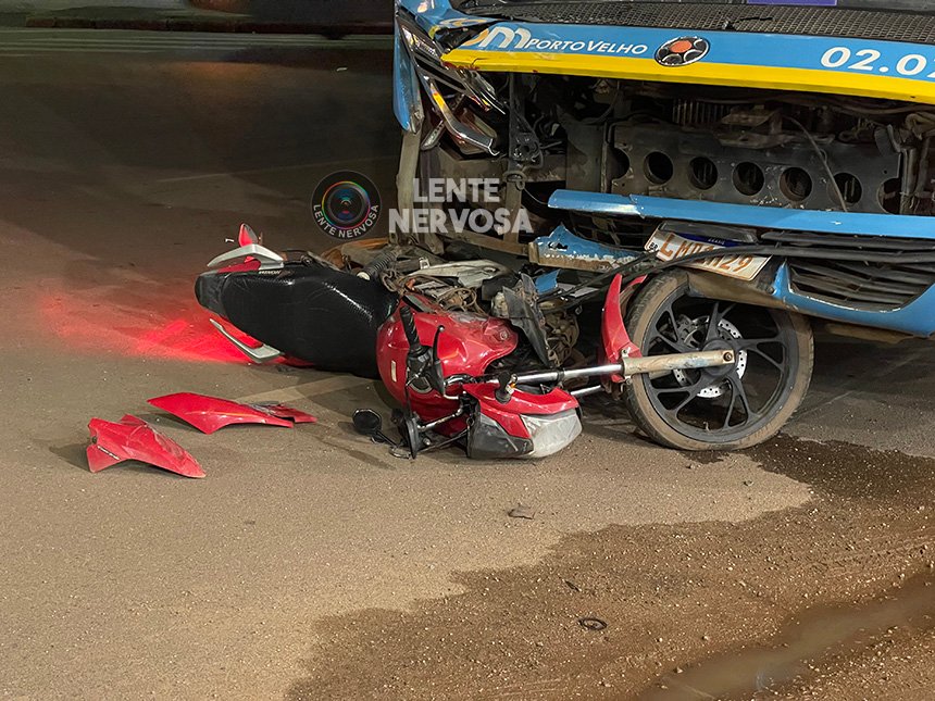 Motoqueiro fica ferido ao ser atingido por ônibus em cruzamento