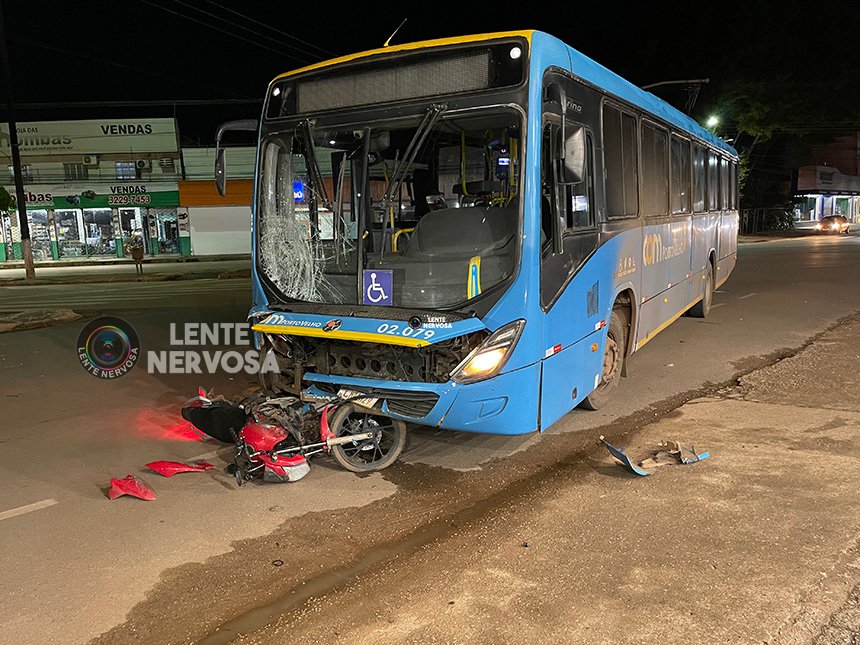Motoqueiro fica ferido ao ser atingido por ônibus em cruzamento