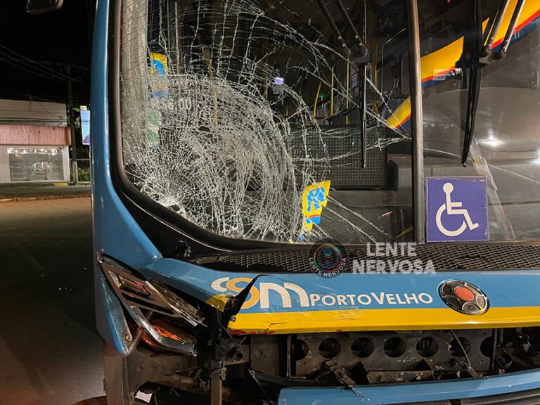 Motoqueiro fica ferido ao ser atingido por ônibus em cruzamento