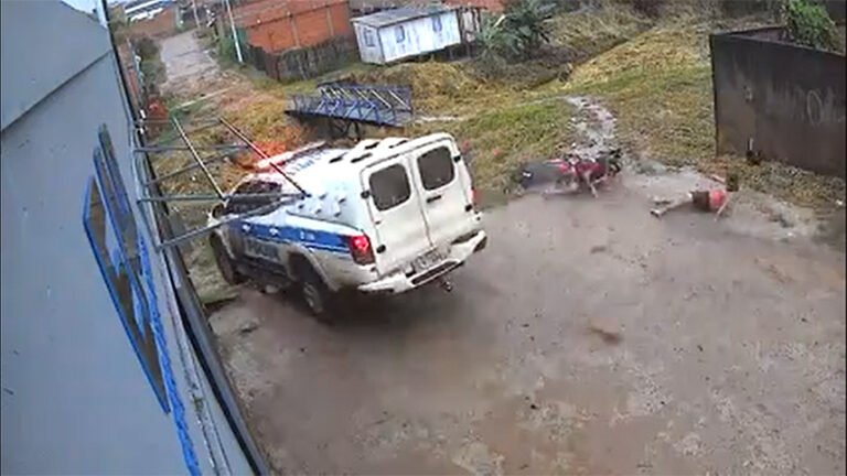 Últimas Notícias 5 Viatura da PM cai em córrego durante perseguição a suspeitos de assalto – VEJA O VÍDEO