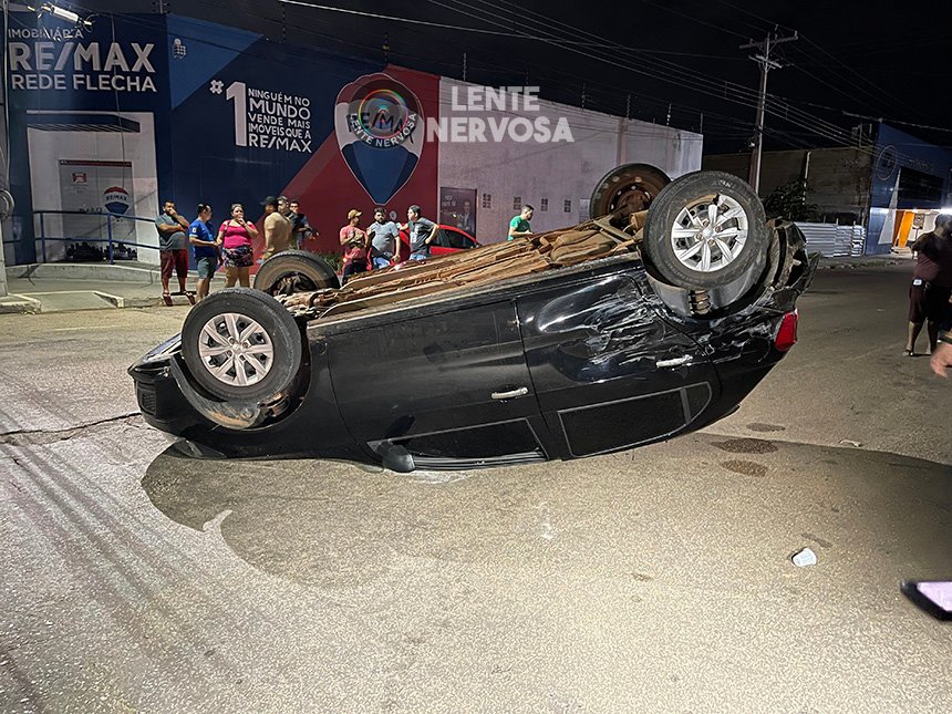 Motorista de aplicativo fica desacordado após capotamento no centro da capital - VÍDEO