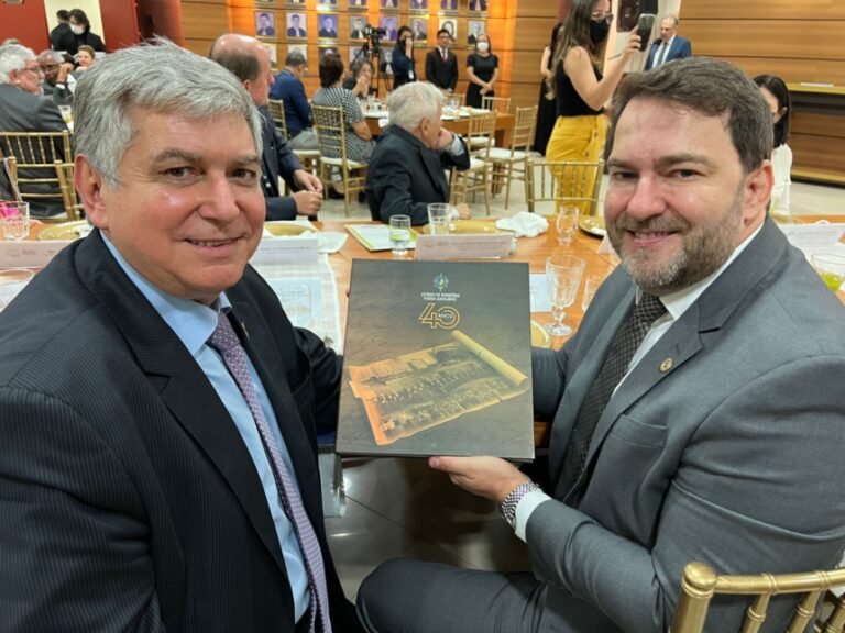 Últimas Notícias 3 Presidente Alex Redano prestigia lançamento do livro em comemoração aos 40 anos do Tribunal de Justiça