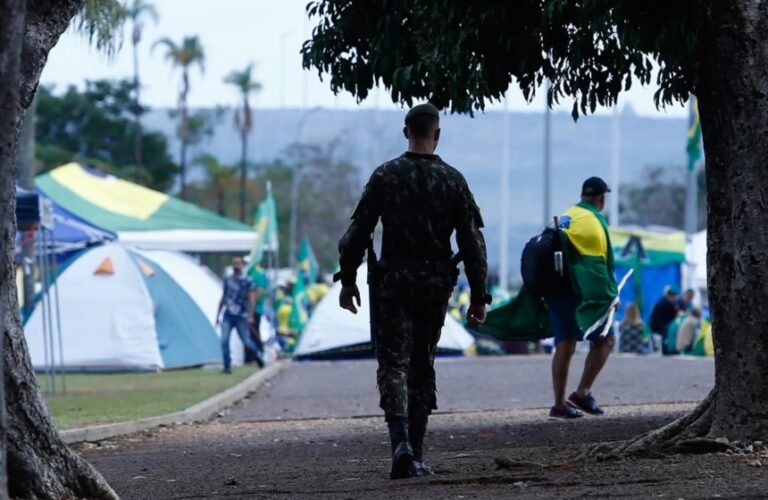 Últimas Notícias 5 Exército nega que tenha ordenado retirada de barracas em QG no DF