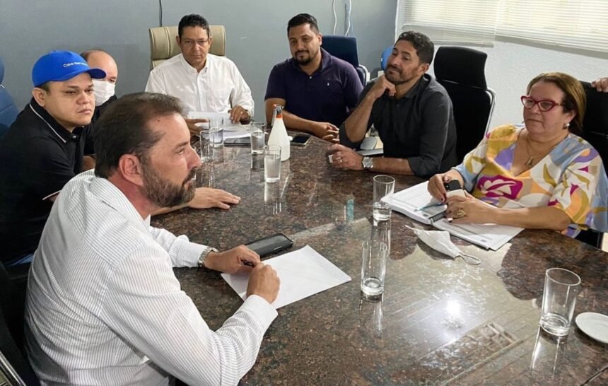Vereador Dr. Gilber participa de reunião para discutir orçamento municipal para 2023