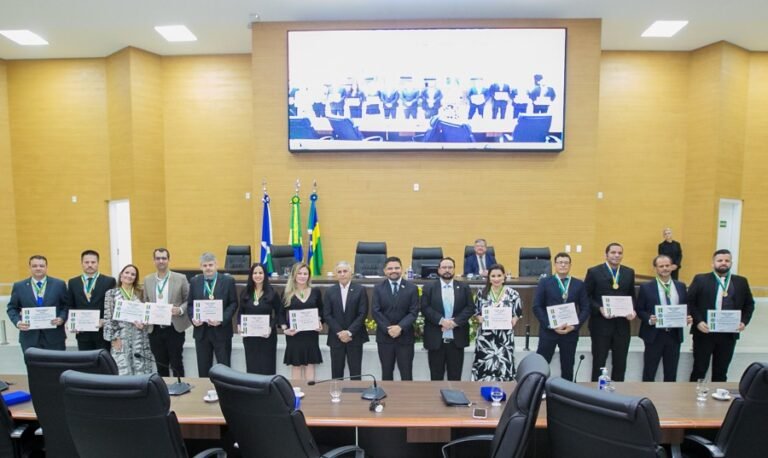 Deputado Jesuíno Boabaid entrega Medalhas do Mérito Legislativo a servidores da Justiça Eleitoral
