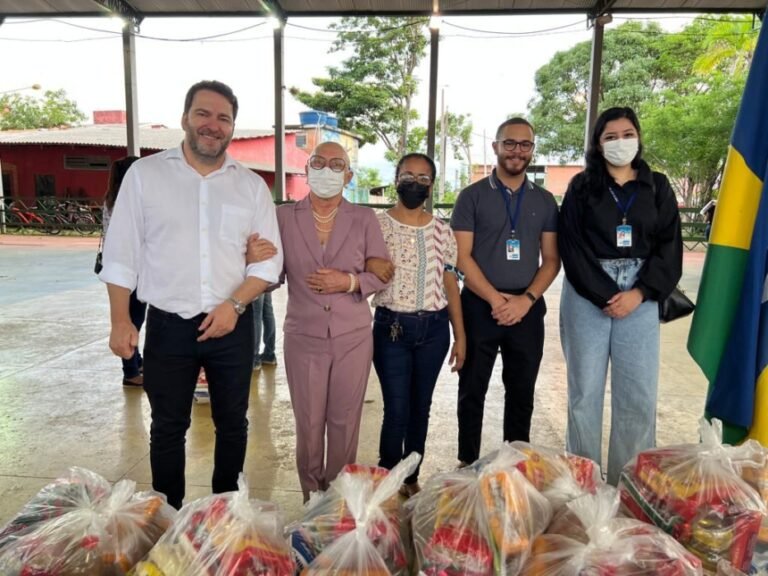 Últimas Notícias 2 Presidente Alex Redano participa de entrega de cestas básicas na Associação São Tiago Maior