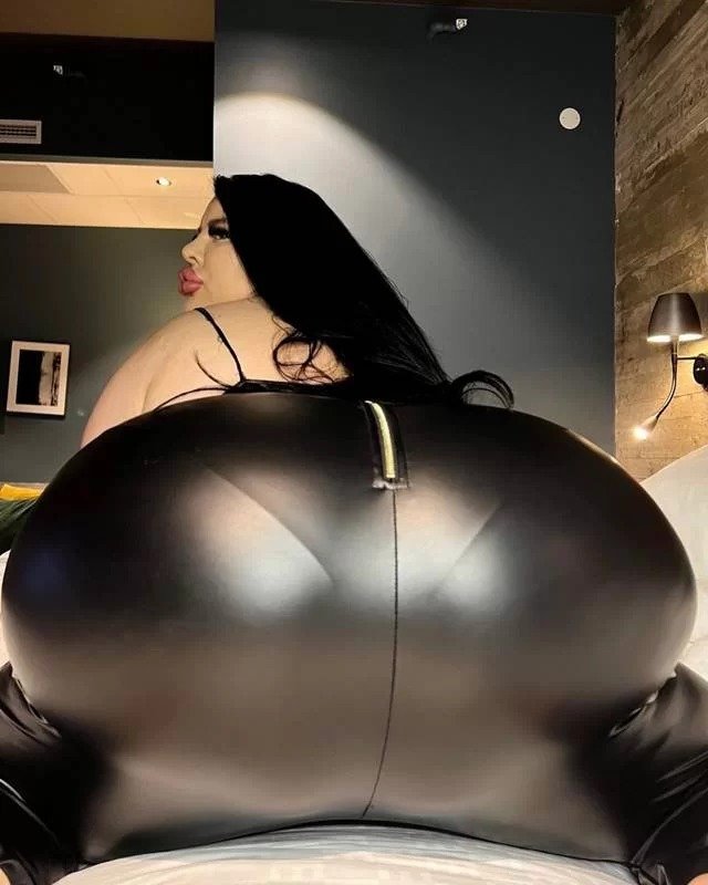 Mulher quer ter o maior bumbum do mundo e choca web com fotos - Veja