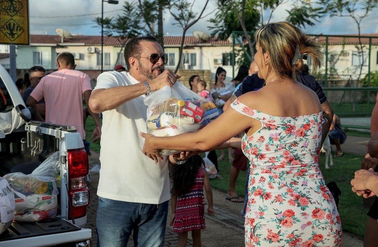 NATAL PARA TODOS: Dr. Macário Barros entrega mais de 200 cestas básicas através de ação solidária.