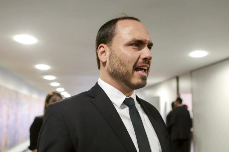 Últimas Notícias 3 Carlos Bolsonaro após pronunciamento de Mourão: “Um bosta”