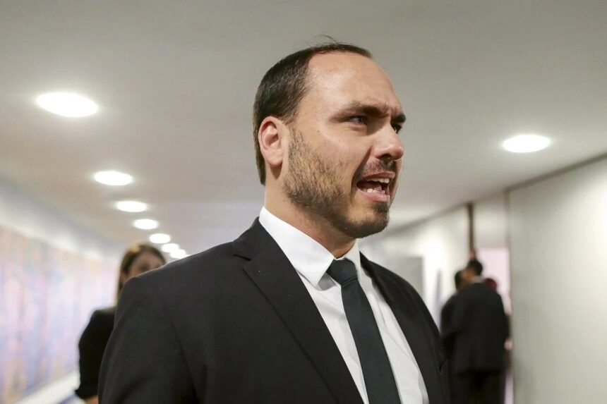 Carlos Bolsonaro após pronunciamento de Mourão: “Um bosta”