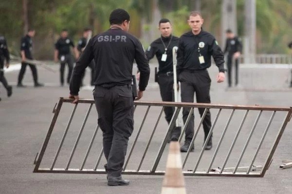 Com nova dispensa, chega a 39 total de militares trocados por Lula no GSI 1 Com nova dispensa, chega a 39 total de militares trocados por Lula no GSI