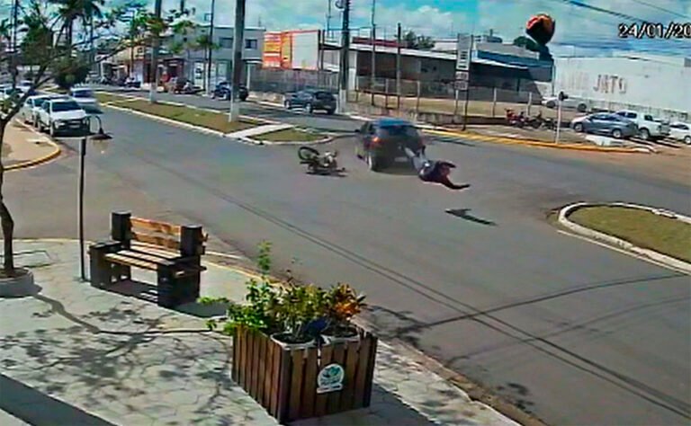 Últimas Notícias 7 Câmera registra violenta colisão de motoboy em automóvel – VEJA O VÍDEO