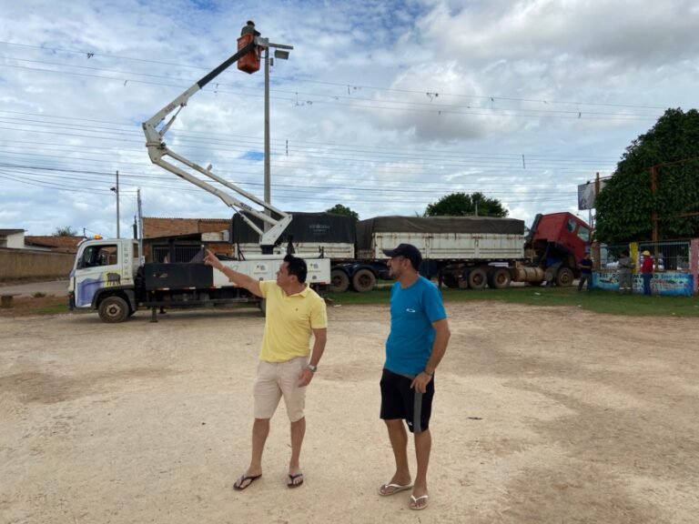Últimas Notícias 9 Emdur realiza o serviço de implantação de LED em campo no Bairro Aeroclube a pedido do vereador Edimilson Dourado
