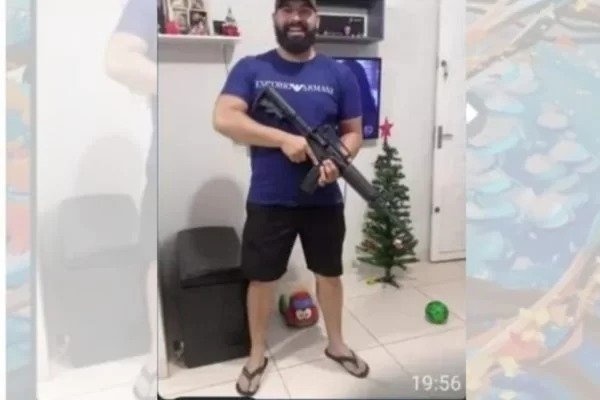Servidor divulga foto com fuzil em zap e diz: “Pronto se precisar atirar em petista” 1 Servidor divulga foto com fuzil em zap e diz: “Pronto se precisar atirar em petista”