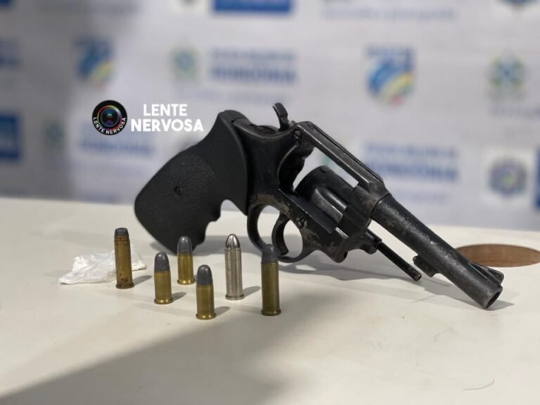Mulher é flagrada com revólver e diz que era para se defender do ex-marido