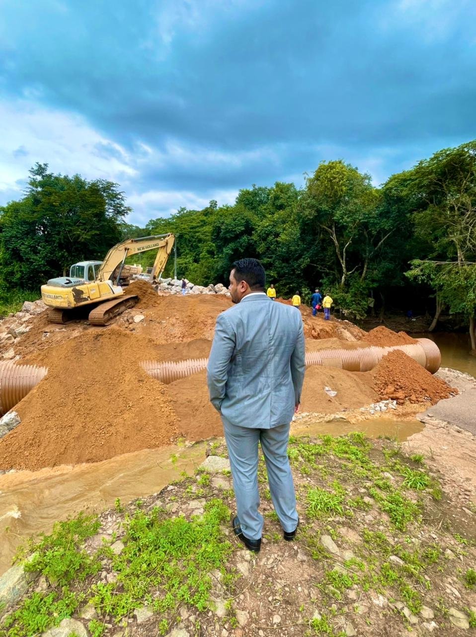 Vereador Dr. Gilber fiscaliza obra de recuperação da Estrada de Santo Antônio