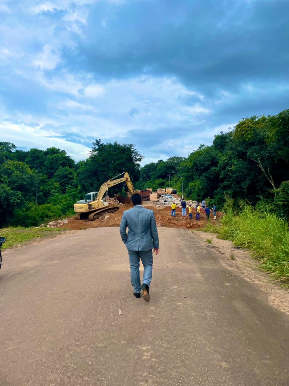 Vereador Dr. Gilber fiscaliza obra de recuperação da Estrada de Santo Antônio