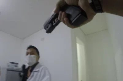 Ex-médico dá descarga em feto durante flagrante de aborto - VEJA O VÍDEO