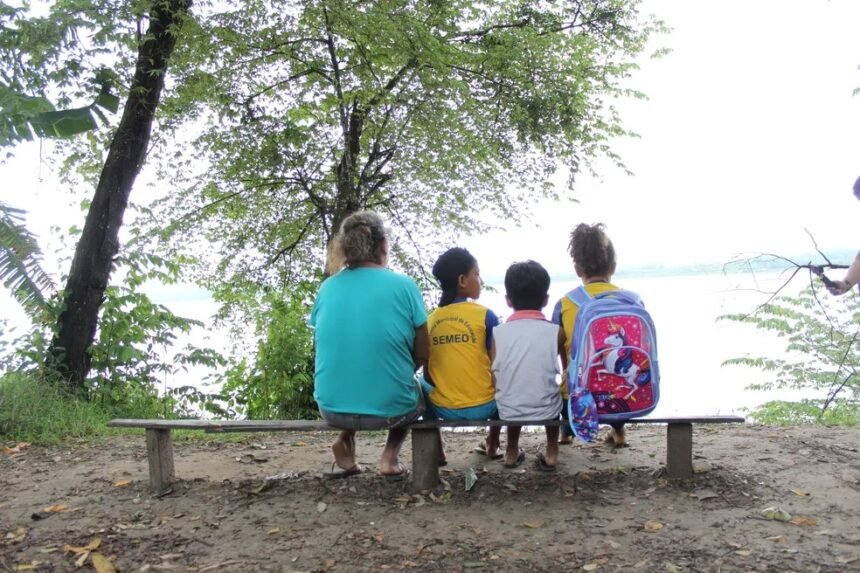 Crianças ribeirinhas se vestem para ir à escola, mas transporte fluvial não aparece pelo 5° ano seguido em RO