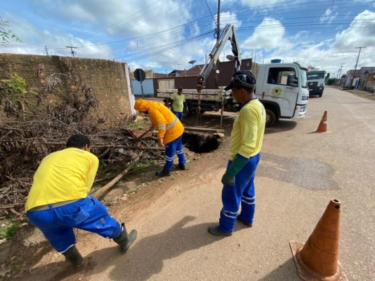 Bueiro é desentupido pela Semusb após solicitação do vereador Edimilson Dourado