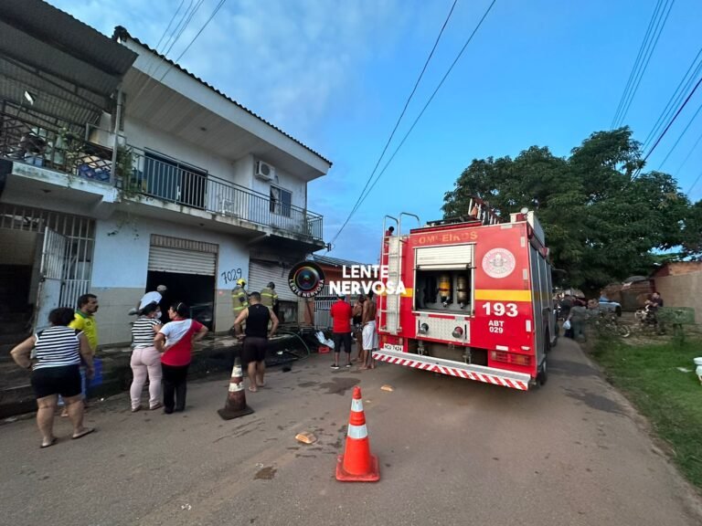 Bombeiros são acionados para conter incêndio em imóvel na zona Leste